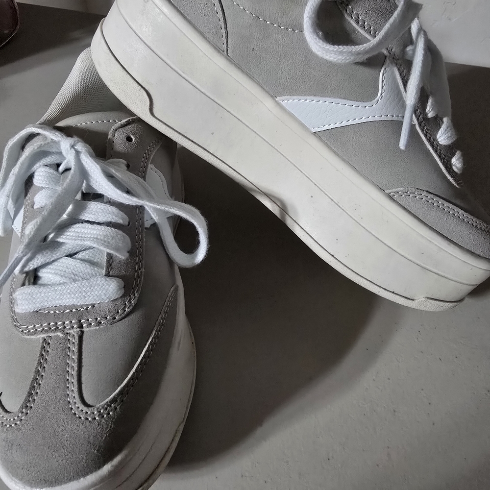 No boundaries size 6 in womens platform gray and white sneakers
